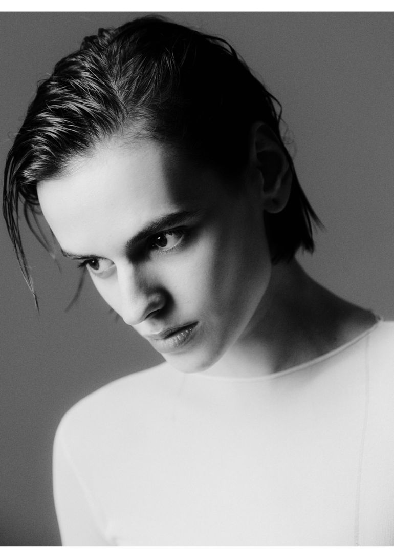 Dasha Plonas book photo