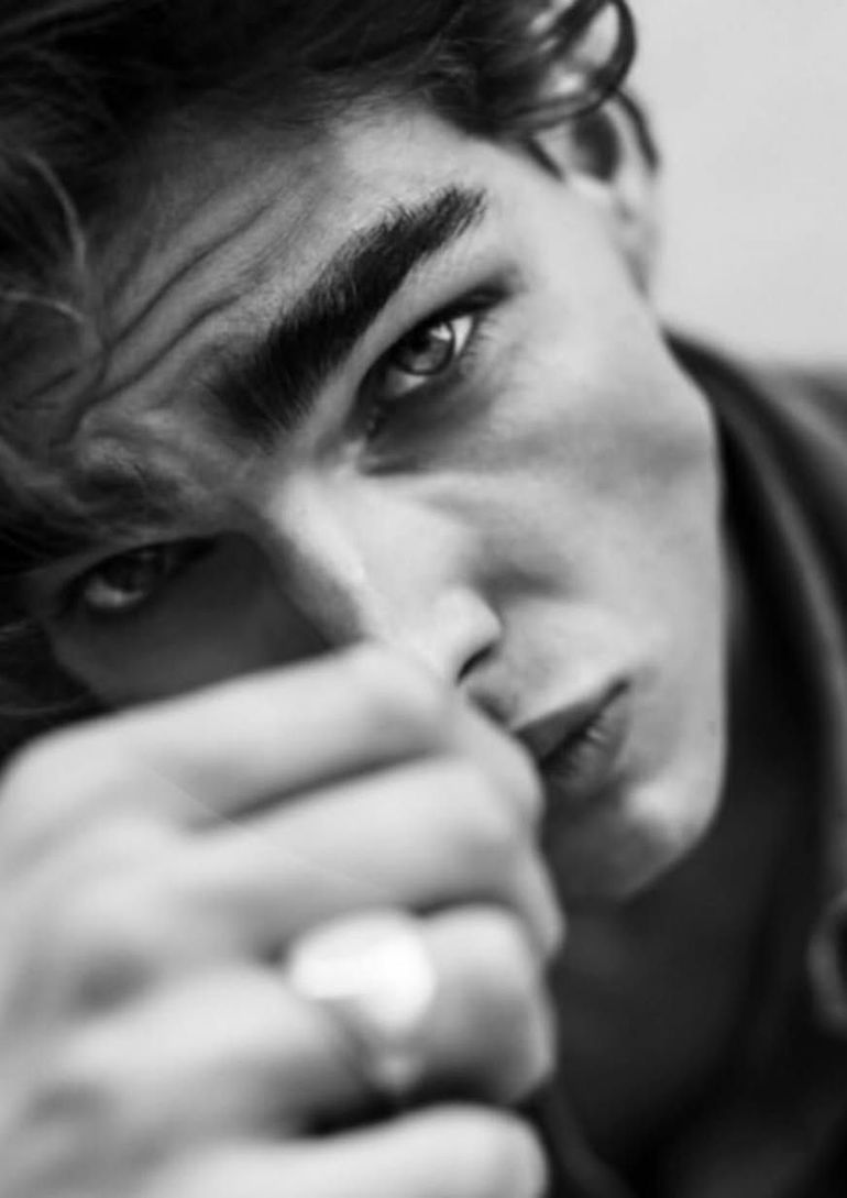 Simone Stravolov book photo