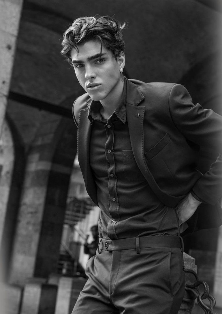 Simone Stravolov book photo