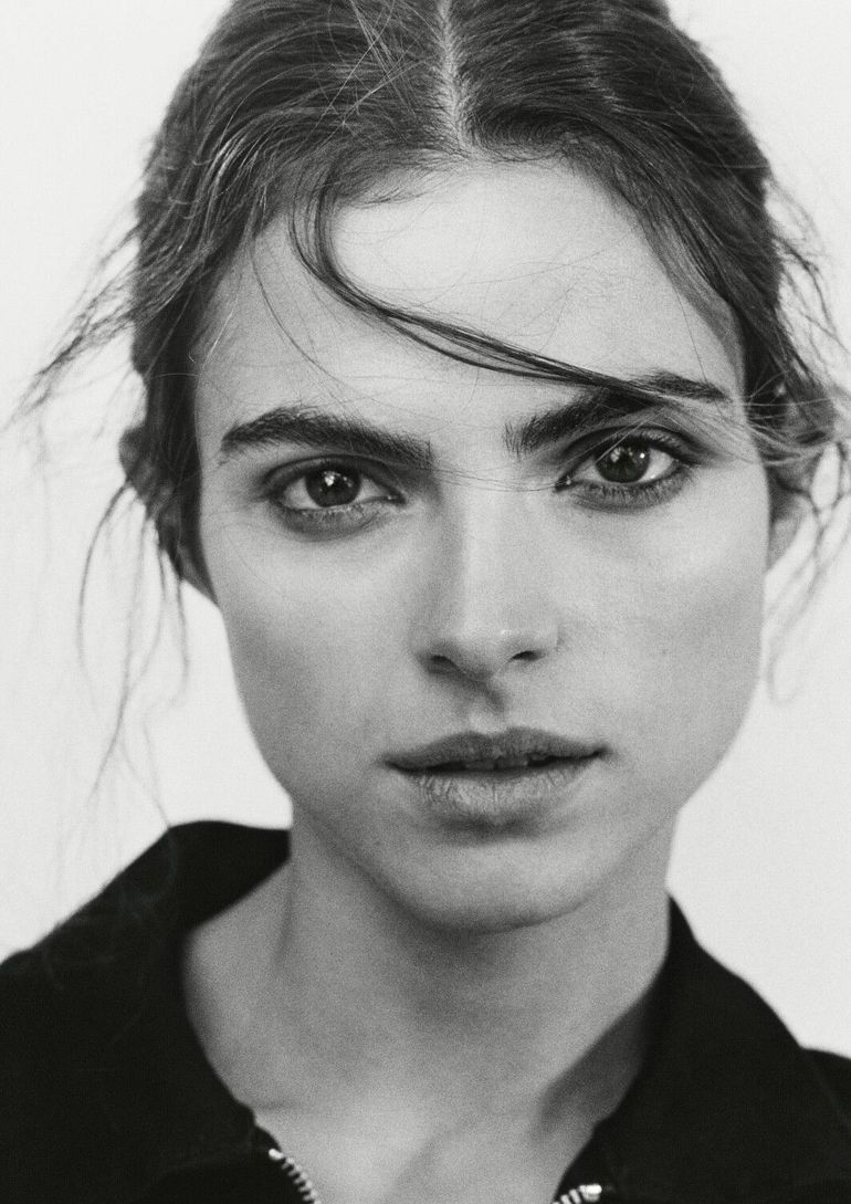 Victoria De Carlos book photo